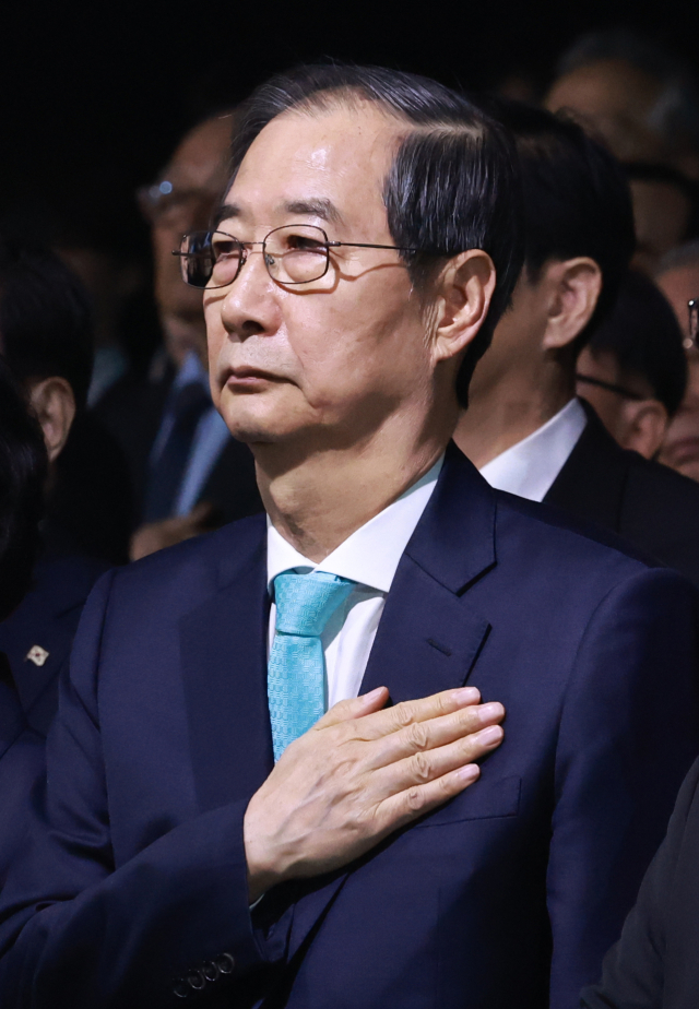 한덕수 대통령 권한대행 국무총리가 11일 서울 서대문구 국립대한민국임시정부기념관에서 열린 대한민국임시정부 수립 106주년 기념식에서 국기에 경례하고 있다. 연합뉴스