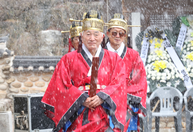 14일 경남 함양군 서상면 문태서 의병장 생가에서 열린 ‘제112주기 문태서의병장 추모제향’에서 함박눈이 내리고 있다. 함양군 제공