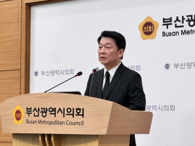6·3 대통령 선거 출마 의사를 밝힌 국민의힘 안철수 의원이 14일 부산시의회에서 기자회견을 열었다. 부산시의회 제공