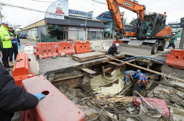 지난 4월 14일 부산 사상구 감전동 새벽시장 맞은편 도로에서 발생한 지름 3m, 깊이 2m 싱크홀. 김종진 기자 kjj1761@