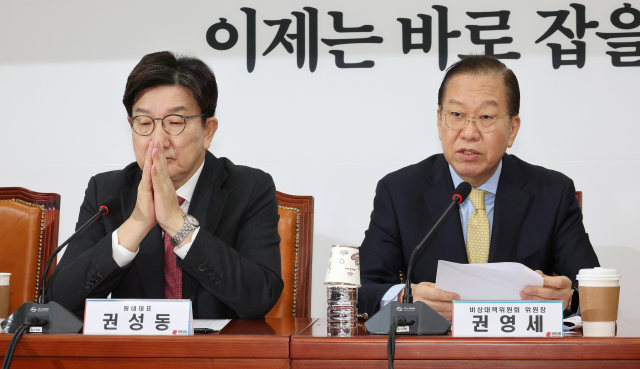 국민의힘 권영세 비상대책위원장이 14일 국회에서 열린 비상대책위원회 회의에서 발언하고 있다. 왼쪽은 권성동 원내대표. 연합뉴스