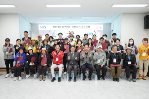 오은택 부산 남구청장(가운데)이 '전문가와 함께하는 안전걷기 교육과정' 수료생들과 함께 기념사진 촬영을 하고 있다.