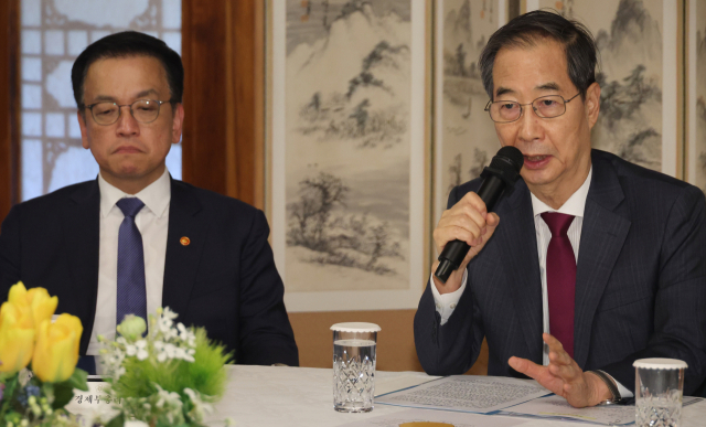 한덕수 대통령 권한대행 국무총리가 14일 서울 공관에서 경제안보전략 TF 회의를 하고 있다. 왼쪽은 최상목 부총리 겸 기획재정부 장관. 연합뉴스