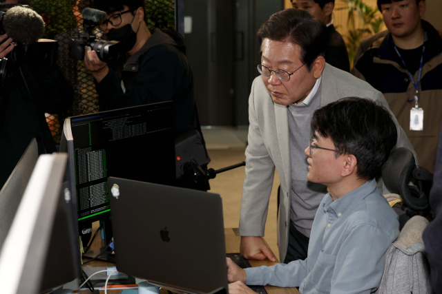 더불어민주당 이재명 대선 예비후보가 14일 서울 강남구 퓨리오사AI에서 회사를 둘러보고 있다. 연합뉴스