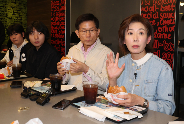 대선 출마를 선언한 김문수 전 고용노동부 장관과 국민의힘 나경원 의원이 12일 서울 동작구 중앙대학교 내 패스트푸드 음식점에서 청년 간담회를 열고 취업·주거 문제 등과 관련한대화를 하고 있다. 연합뉴스