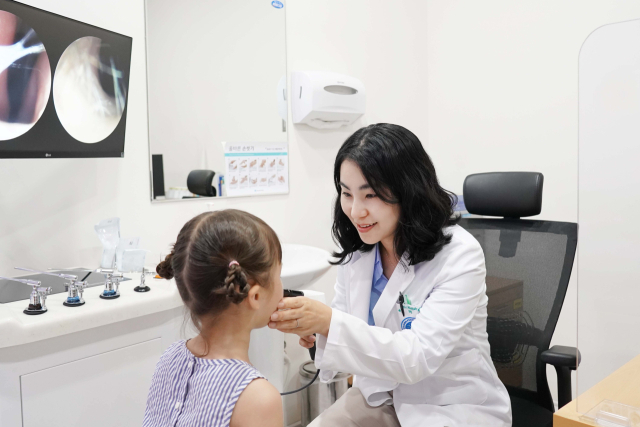 꽃가루와 미세먼지 등으로 인해 알레르기 비염, 알레르기 결막염 등 각종 알레르기성 질환이 늘고 있다. 동남권원자력의학원 이미란 소아청소년과 과장이 진료하고 있다. 동남권원자력의학원 제공