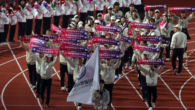 지난해 10월 경남 김해종합운동장에서 열린 ‘제105회 전국체육대회’ 개회식에 참석한 부산 선수단. 연합뉴스