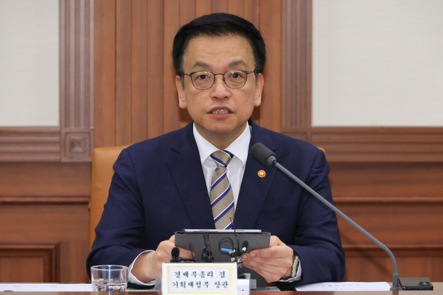 최상목 부총리 겸 기획재정부 장관이 15일 서울 종로구 정부서울청사에서 열린 경제관계장관회의 겸 산업경쟁력강화 관계장관회의에서 발언하고 있다. 연합뉴스