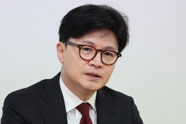 국민의힘 대선주자인 한동훈 전 대표가 서울 여의도 선거캠프 사무실에서 연합뉴스와 인터뷰하고 있다. 연합뉴스