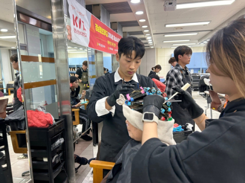 경남정보대 헤어디자인과 '가위손' 동아리 학생들의 자원봉사 활동 사진(제공 : 경남정보대학교)