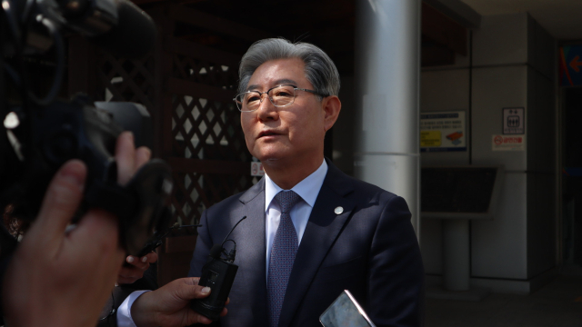 오태완 의령군수가 15일 오후 창원지법 마산지원에서 무고 혐의로 징역 8개월에 집행유예 2년을 받고 법정을 빠져나가고 있다. 강대한 기자