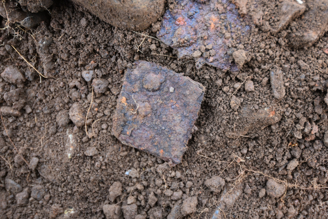 천성진성 발굴 현장에서 나온 두정갑의 미늘 조각 모습. 부산박물관 제공