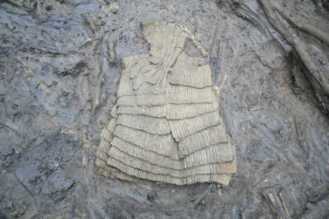 동래읍성 발굴 당시 철찰갑 사진. 경남문화재연구원