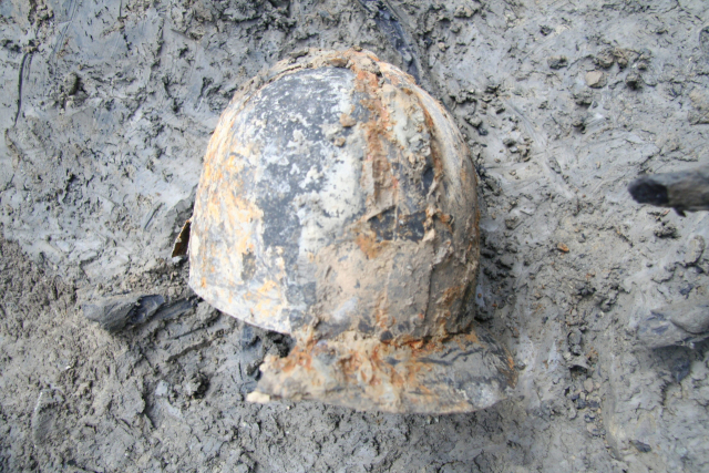 동래읍성 발굴 당시 투구 모습. 경남문화재연구원 제공