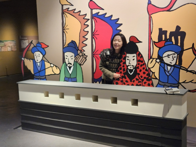 체험관에서 관람객은 실제로 갑옷을 입어보고 포토존에서 사진도 촬영할 수 있다. 김효정 기자