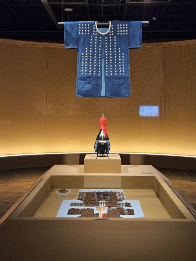 부산박물관에 전시 중인 조선시대 갑옷 두정갑과 투구 모습. 김효정 기자