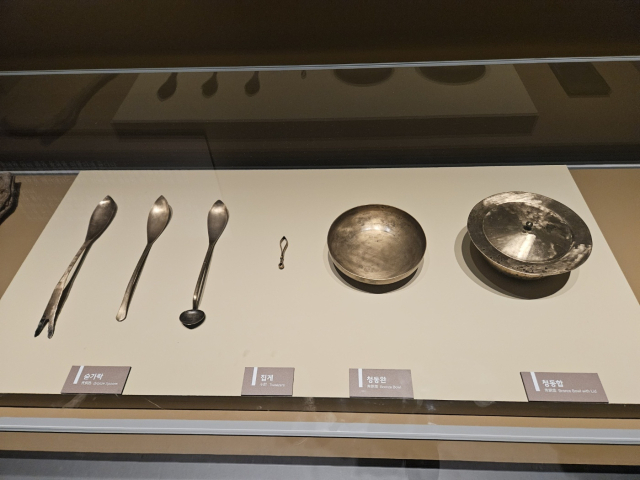 갑옷과 함께 발굴된 당시 생활용품들도 전시실에서 볼 수 있다. 김효정 기자
