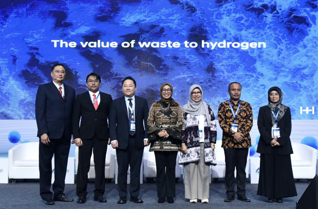 현대차그룹과 인도네시아 정부 관계자 등이 15일 인도네시아 자카르타에서 열린 ‘글로벌 수소 생태계 서밋 2025’에서 ‘인도네시아 W2H 수소 생태계 조성 프로젝트’의 구체적인 계획을 발표하고 있다. 현대차그룹 제공