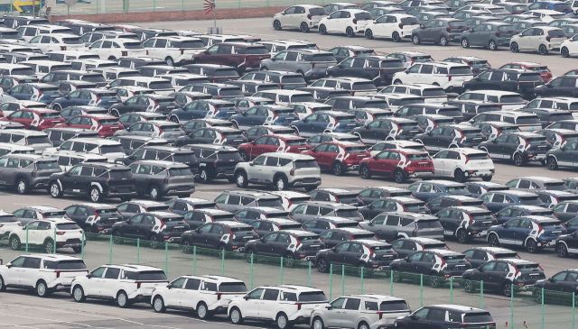 미국의 25% 관세 조치로 대미 수출에 비상이 걸린 자동차·부품 업계의 피해를 줄이기 위해 정부가 2조 원의 정책금융을 추가로 투입한다. 지난 9일 경기도 평택항에서 수출 대기 중인 자동차. 연합뉴스