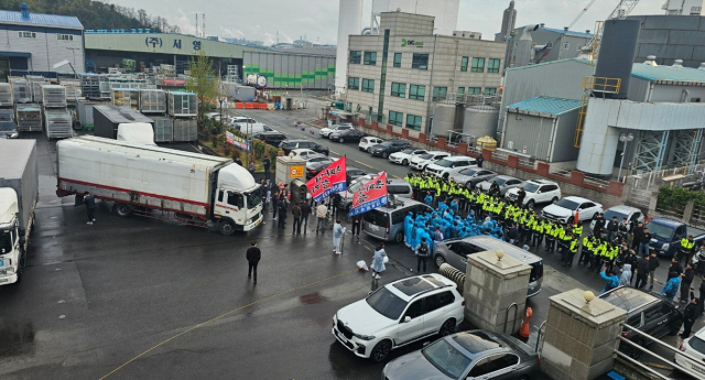 민주노총 대륙금속지회가 14일 회사 정문을 차량으로 막아 세우며 파업을 벌였다. 독자 제공