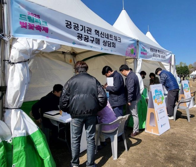인천 공공기관 혁신 네트워크 참여기관이 사회적기업에 공공구매 상담을 제공하고 있다. 인천항만공사(IPA) 제공