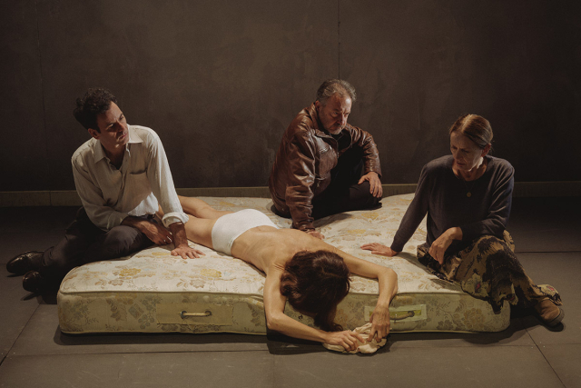 한강 소설을 원작으로 이탈리아에서 만든 연극 '채식주의자'의 한 장면. 연출가 다리아 데플로리안(맨 오른쪽)이 영혜 언니 인혜 역으로 직접 무대에도 선다. 부산국제연극제조직위 제공