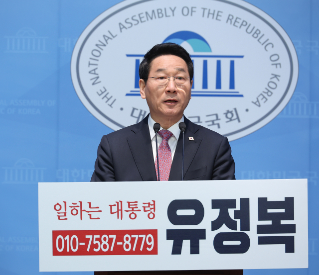 국민의힘 대선 경선 후보인 유정복 인천시장이 16일 서울 여의도 국회 소통관에서 제21대 대선 관련 대국민 호소문 발표 기자회견을 하고 있다. 연합뉴스