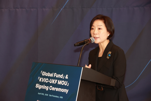 오영주 중소벤처기업부 장관이 15일(현지시간) 미국 샌프란시스코에서 열린 ‘글로벌 펀드 결성식 및 MOU 체결식’에서 참석자들과 기념 촬영을 하고 있다. 사진=중기부