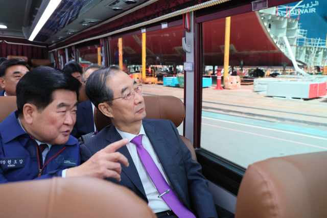 한덕수 대통령 권한대행 국무총리가 16일 HD현대중공업 울산 조선소에서 권오갑 회장과 현장 시찰을 하고 있다. 연합뉴스