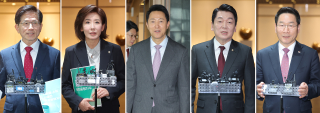 국민의힘 대선 경선 후보들이 16일 서울시청을 차례로 방문해 오세훈 서울시장과 회동했다. 왼쪽부터 이날 회동을 마친 김문수 전 고용노동부 장관, 나경원 의원, 오 시장, 안철수 의원, 유정복 인천시장. 연합뉴스