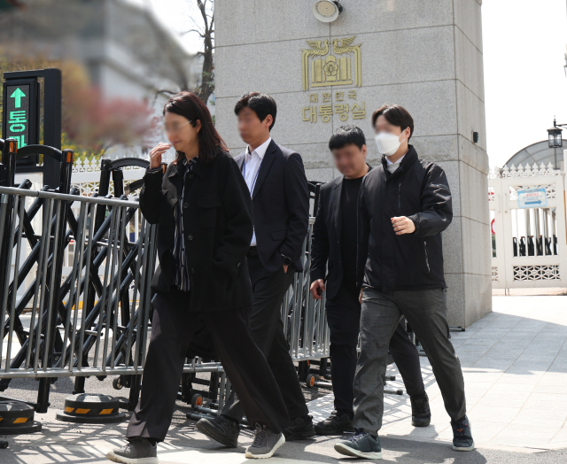 대통령실 압수수색을 시도했던 경찰 비상계엄 특별수사단이 4월 16일 압수수색을 하지 못하고 서울 용산 대통령실 민원실에서 나오고 있다. 연합뉴스