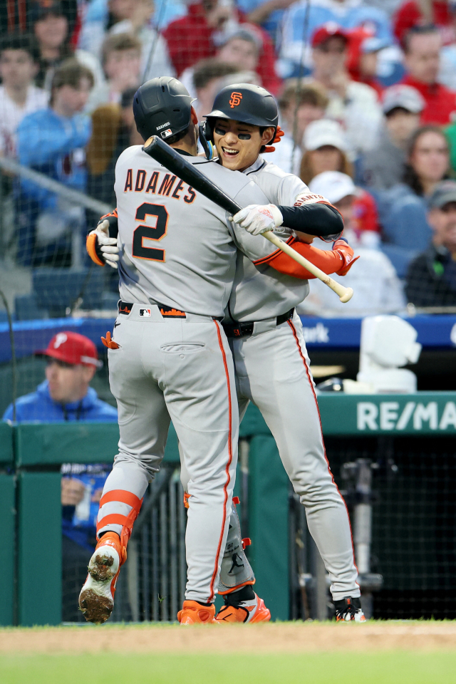 샌프란시스코 자이언츠 이정후가 16일(한국 시간) 필라델피아 필리스와의 경기에서 홈런을 친 윌리 아다메스와 껴안고 있다. AFP연합뉴스