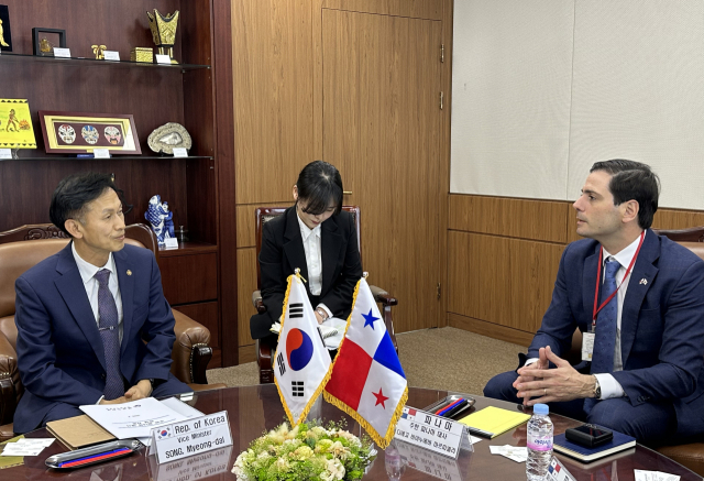 송명달(왼쪽) 해양수산부 차관이 16일 세종에서 디에고 마누엘 비야누에바 마르띠넬리 주한 파나마 대사와 양국의 해운·해사 분야 협력에 대해 논의하고 있다. 해수부 제공
