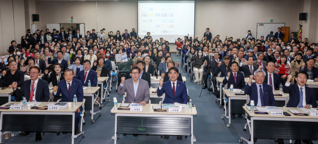 16일 오전 부산시의회 대회의실에서 ‘부산 글로벌허브시대! 부산 특별법이 답이다!’ 토론회가 열려 참석자들이 구호를 외치고 있다. 김종진 기자 kjj1761@