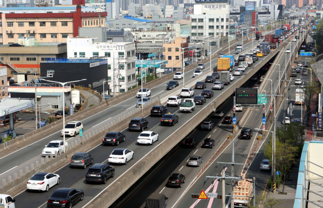 부산 사상구 도시철도 사상~하단선 공사 현장 주위로 발생한 잇따른 싱크홀 사고 여파로 부산시가 현장 인근의 동서고가로에 대한 안전 점검에 나설 계획이다. 16일 사상구 도시철도 사상~하단선 공사 현장 인근의 동서고가로 모습. 정종회 기자 jjh@
