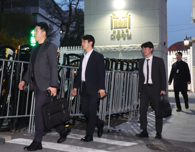 대통령실 압수수색을 시도했던 경찰 비상계엄 특별수사단이 16일 서울 용산 대통령실 민원실 출입구를 나서고 있다. 연합뉴스