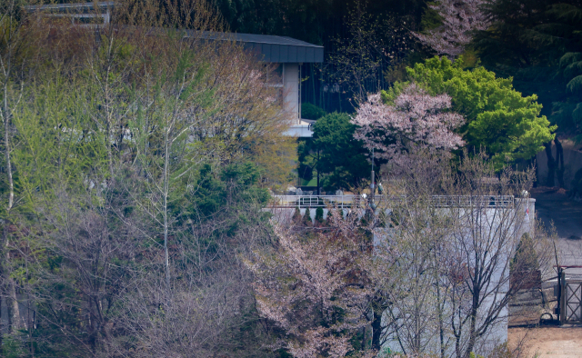 경찰 비상계엄 특별수사단이 대통령실과 한남동 공관촌에 대한 압수수색에 나선 16일 서울 용산구 한남동 경호처장 공관 모습. 이날 경찰은 대통령실 내 경호처 비화폰 서버, 경호처 사무실, 경호처장 공관 등에 대한 압수수색에 나섰다. 연합뉴스