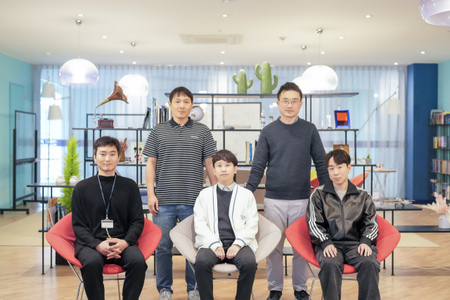 (우측 상단부터 반시계 방향) 장지욱 교수, 서관용 교수, 이명현 연구원, 진원주 박사, 장원식 박사. UNIST 제공