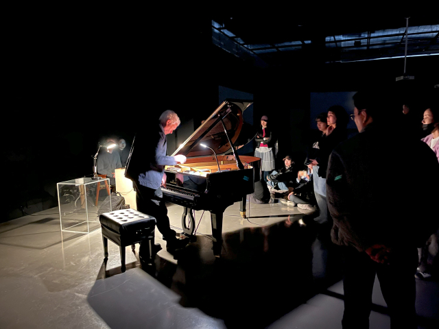 임고은 작가와 함께 지난달 12일 오전 부산현대미술관의 다원예술 '초록 전율' 전시 오프닝을 장식한 하이너 괴벨스의 '월든 프래그먼츠' 시연 모습. 부산현대미술관 제공