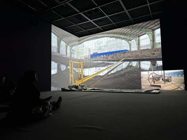 하이너 괴벨스의 '물고기는 땅 위에서 걷는 법을 배워야 할 것이다'(The Fish Will Have to Learn to Walk on Land) 영상 상영 모습. 김은영 기자