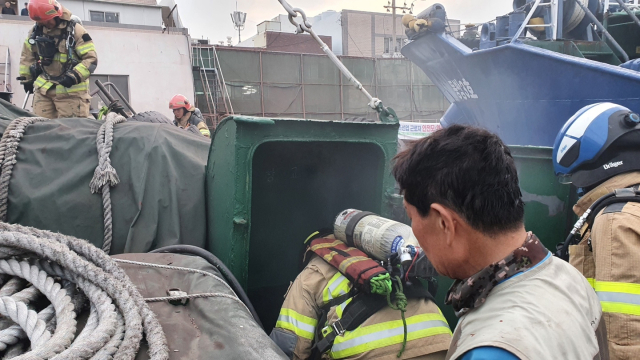 16일 오후 6시 13분께 부산 영도구 남항동에서 수리 중이던 한 선박에서 불이 났다. 부산소방재난본부 제공