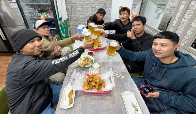 경남해상산업노동조합 외국인선원복지지원센터와 선원관리업체 한챔이 남해안 멸치권현망 업계에 종사하는 인도네시아 선원들을 위해 ‘찾아가는 치맥데이’ 이벤트를 열었다. 센터 제공