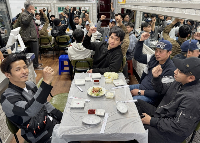 경남해상산업노동조합 외국인선원복지지원센터와 선원관리업체 한챔이 남해안 멸치권현망 업계에 종사하는 인도네시아 선원들을 위해 ‘찾아가는 치맥데이’ 이벤트를 열었다. 센터 제공