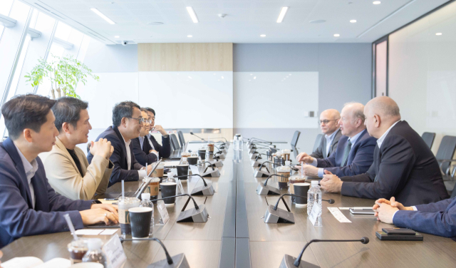 17일 서울 을지로 SK텔레콤 본사에서 SK텔레콤과 아이온큐 주요 경영진이 만난 모습. SK텔레콤 제공.