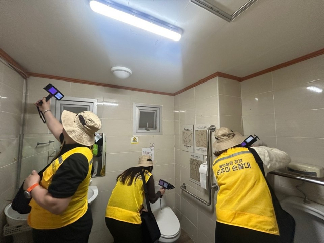 경찰과 민간 전문가로 구성된 불법 촬영 전문 점검팀인 ‘비추미 순찰대’가 17일 현장 점검을 하고 있다. 부산경찰청 제공