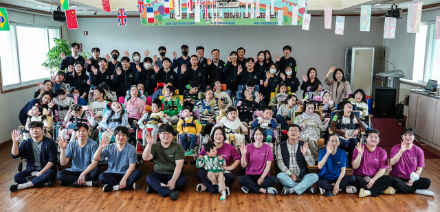 HS효성첨단소재가 17일 장애인의 날(20일) 맞아 ‘영락애니아의 집’을 방문해 봉사활동을 하고 후원금을 전달했다. 효성첨단소재 제공