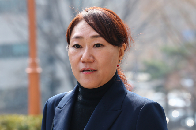 윤석열 대통령 부부의 공천 개입·불법 여론조사 의혹을 제기한 강혜경 씨가 서울 서초구 서울중앙지방검찰청에서 열리는 참고인 조사에 출석하고 있다. 연합뉴스