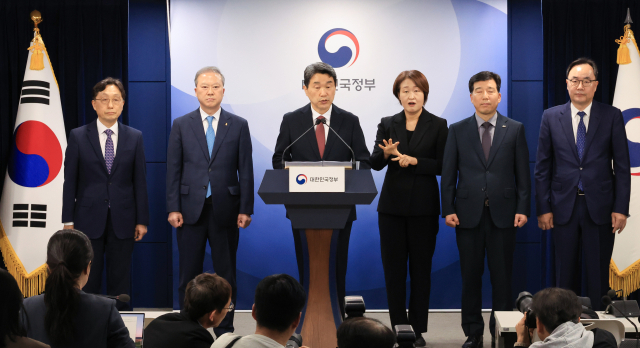 이주호 부총리 겸 교육부 장관이 지난달 17일 서울 종로구 정부서울청사에서 2026학년도 의대 모집인원 조정 방향 관련 브리핑을 하고 있다. 연합뉴스