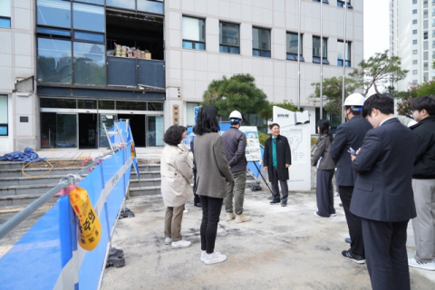 오은택 남구청장(가운데)이 남구도서관 그린리모델링사업 공사 현장을 방문해 안전을 점검하고 있다.