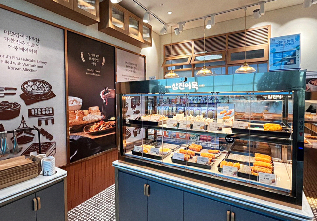 글로벌 중견기업으로 성장할 가능성이 큰 기업 100곳 중 부산지역 기업 14곳이 선정됐다. 인천국제공항 제2여객터미널 내 (주)삼진식품 매장. 부산일보DB